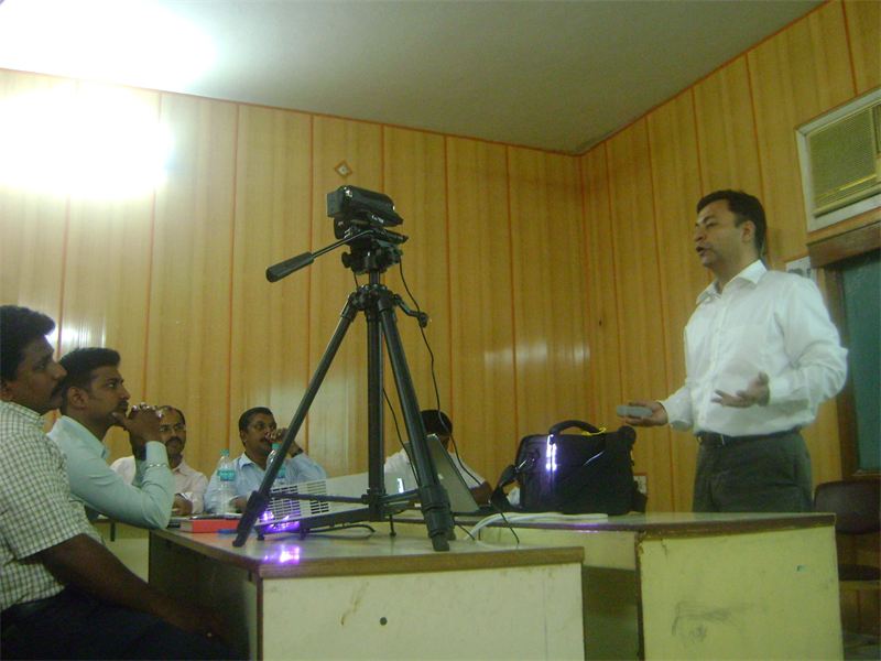 Rajneesh Jain presenting at a sales workshop